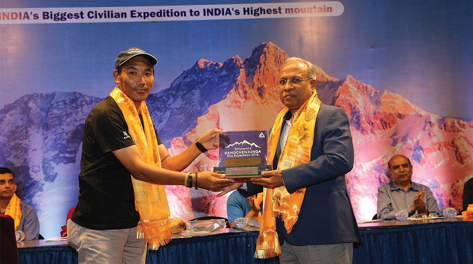 Kami Rita Sherpa felicitating Dr. Suresh Haware