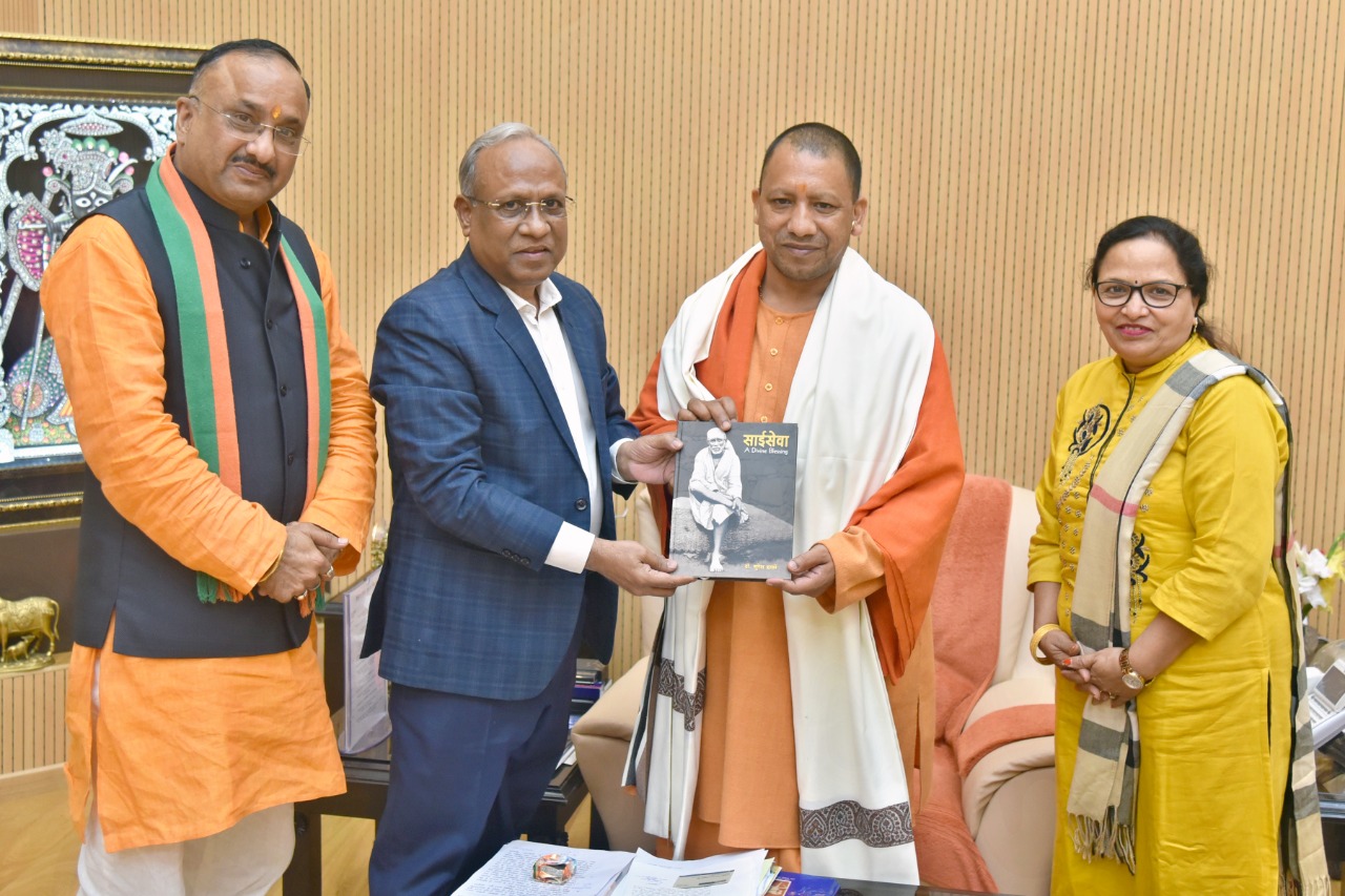 Photo with Yogi Adityanath-2