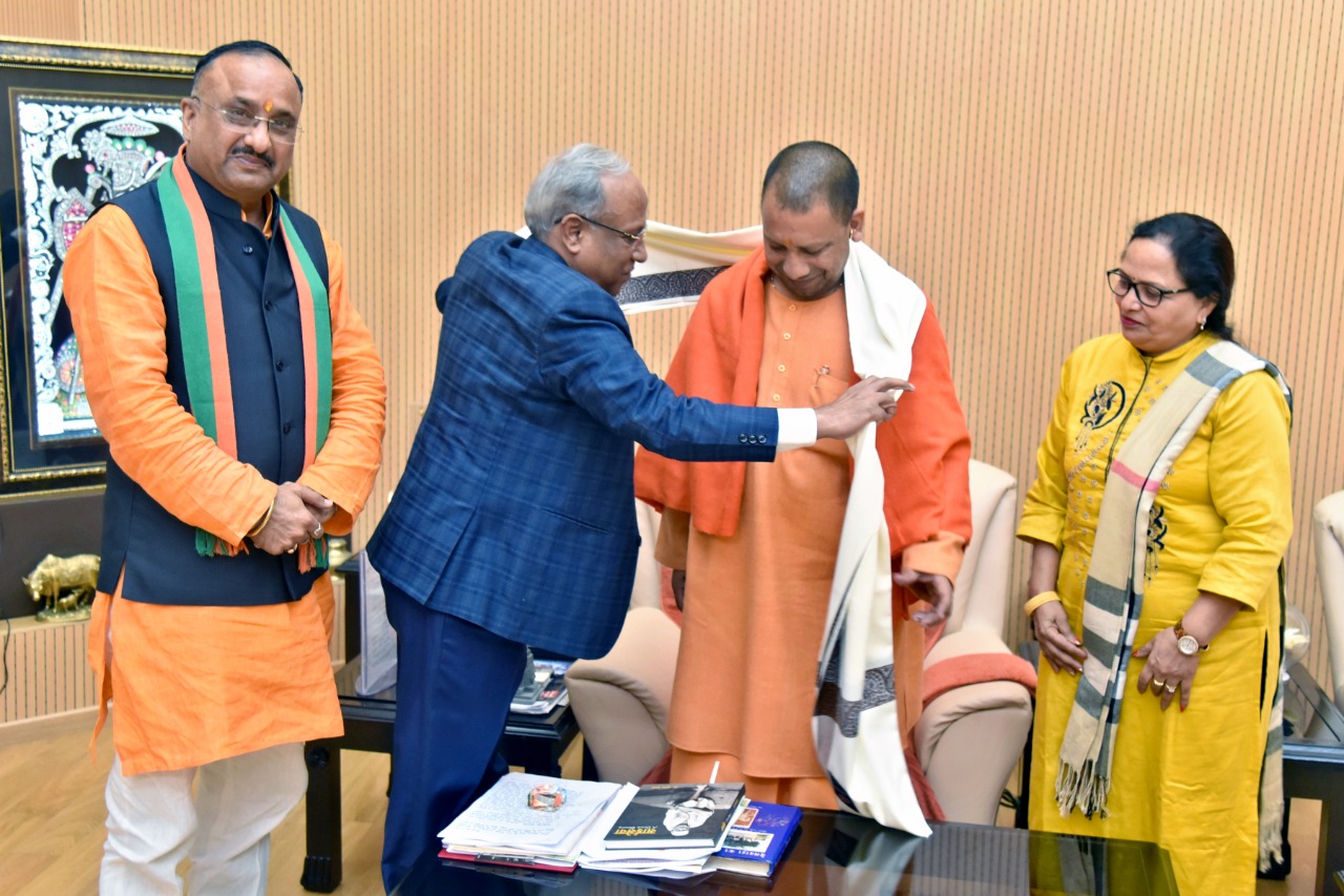 Photo with Yogi Adityanath-1
